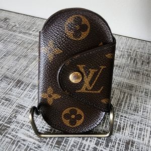 Louis Vuitton Monogram 6 Key Holder Oval Case